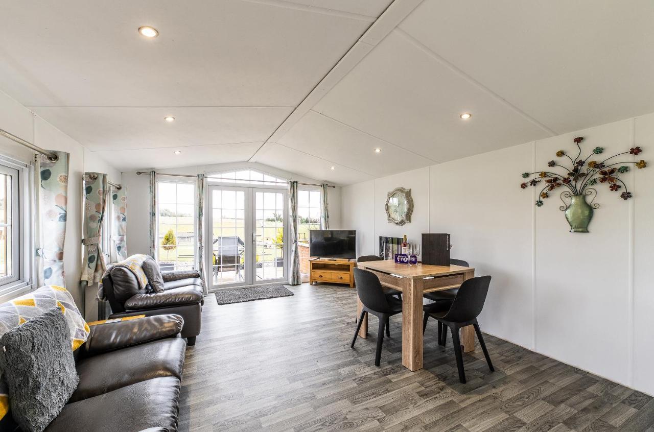 Fairview Farm Holiday Accommodation 14 Luxury Lodges, Cabins, Dog Friendly, Suitable For Couples, Families And Groups, Wedding Guests , Corporate Events, Sleeps 2-65 Guests In Ravenshead, Nottingham Near Sherwood Forest, Set In 88 Acres Esterno foto
