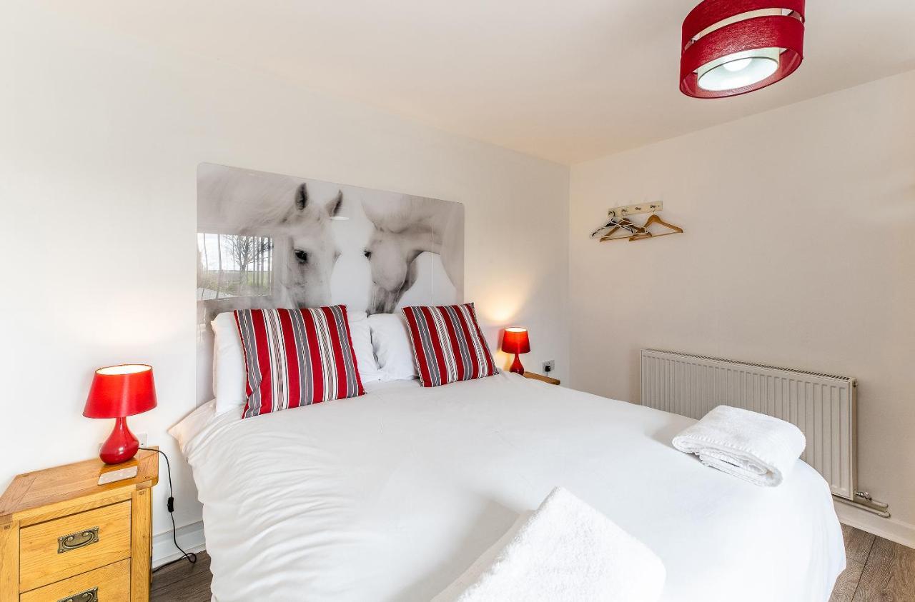 Fairview Farm Holiday Accommodation 14 Luxury Lodges, Cabins, Dog Friendly, Suitable For Couples, Families And Groups, Wedding Guests , Corporate Events, Sleeps 2-65 Guests In Ravenshead, Nottingham Near Sherwood Forest, Set In 88 Acres Esterno foto