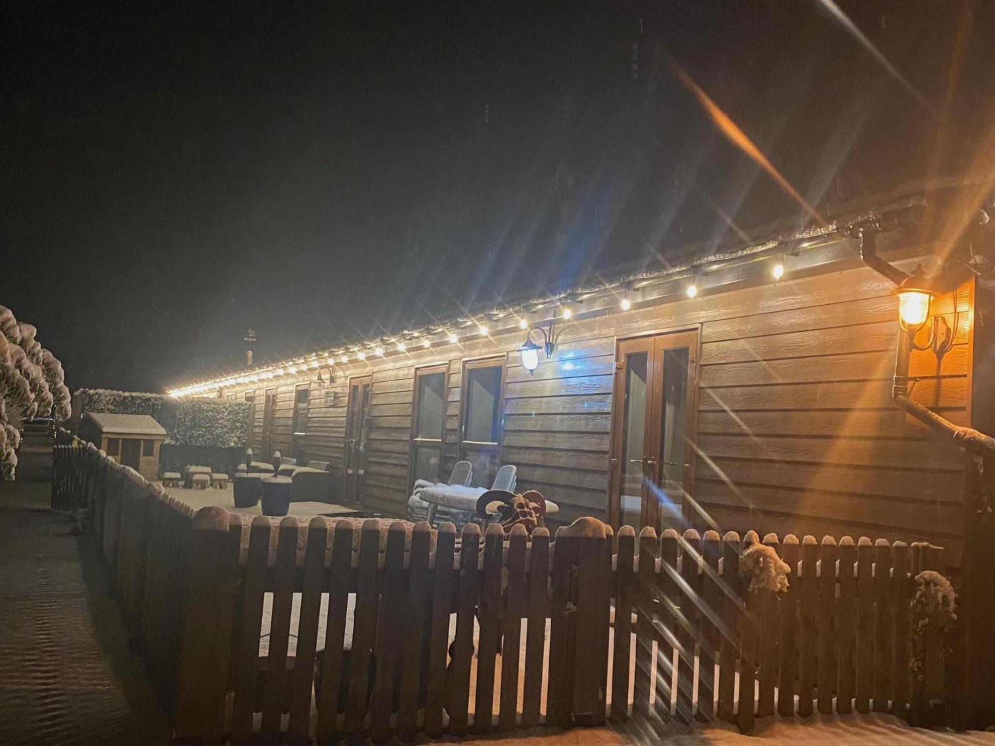 Fairview Farm Holiday Accommodation 14 Luxury Lodges, Cabins, Dog Friendly, Suitable For Couples, Families And Groups, Wedding Guests , Corporate Events, Sleeps 2-65 Guests In Ravenshead, Nottingham Near Sherwood Forest, Set In 88 Acres Esterno foto