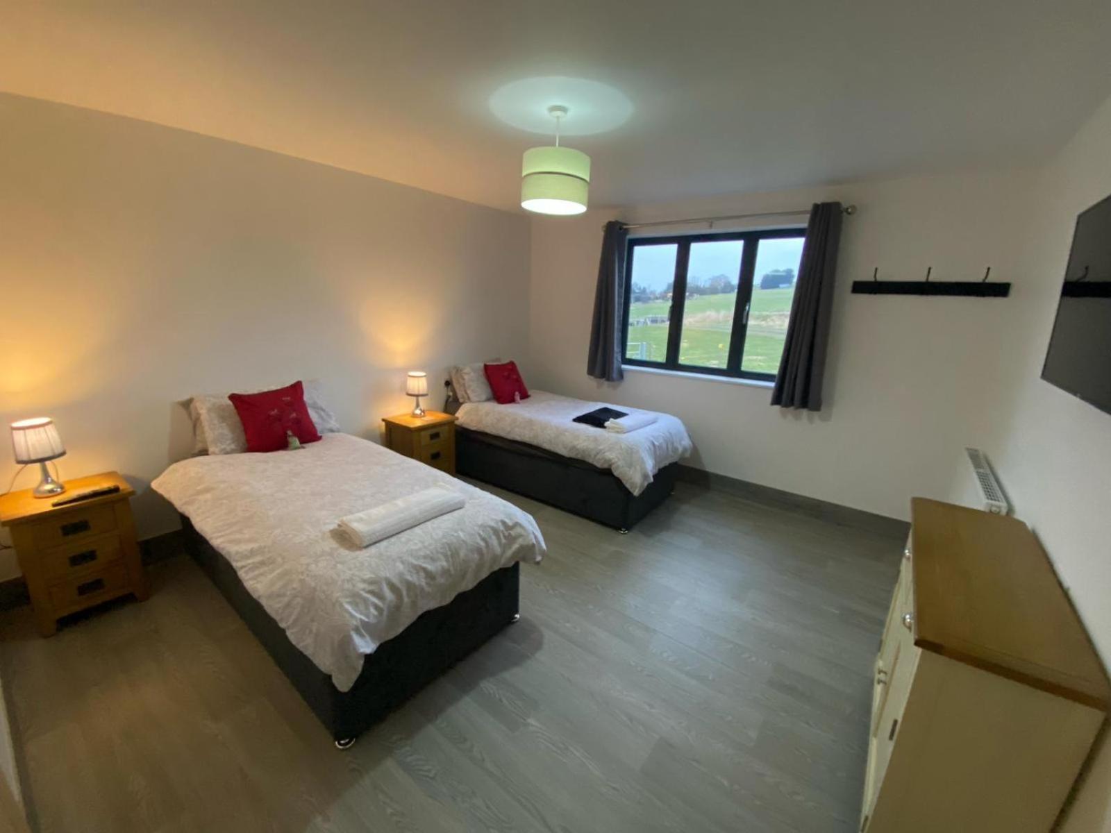 Fairview Farm Holiday Accommodation 14 Luxury Lodges, Cabins, Dog Friendly, Suitable For Couples, Families And Groups, Wedding Guests , Corporate Events, Sleeps 2-65 Guests In Ravenshead, Nottingham Near Sherwood Forest, Set In 88 Acres Esterno foto